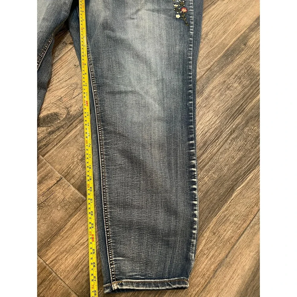 Avenue jeans floral embroidery on thigh women's sz22  skinny‎ distressed Boho